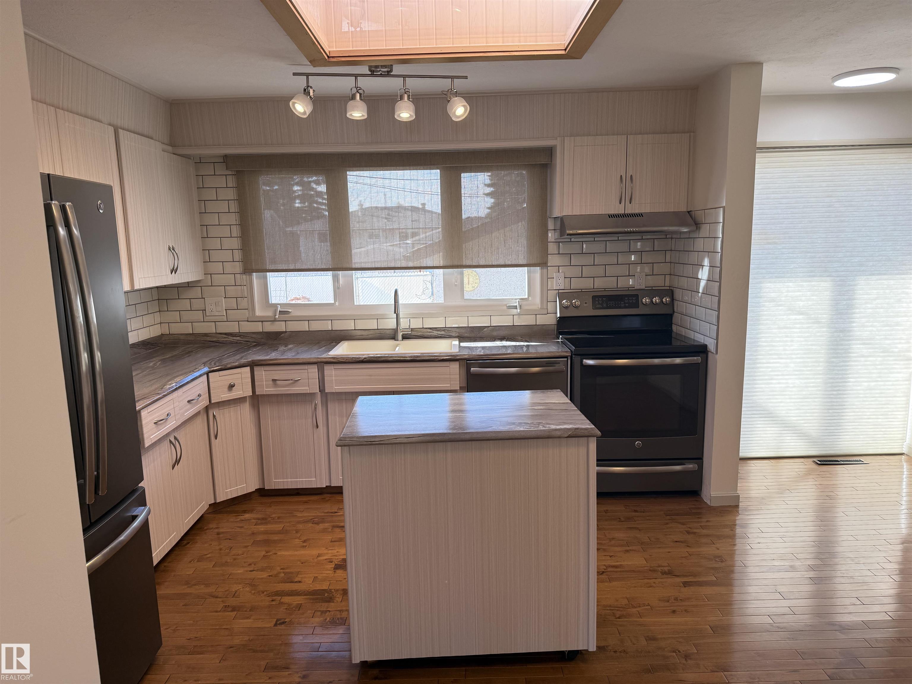 Main Floor 16605 93 Avenue, E4481533, Alberta,