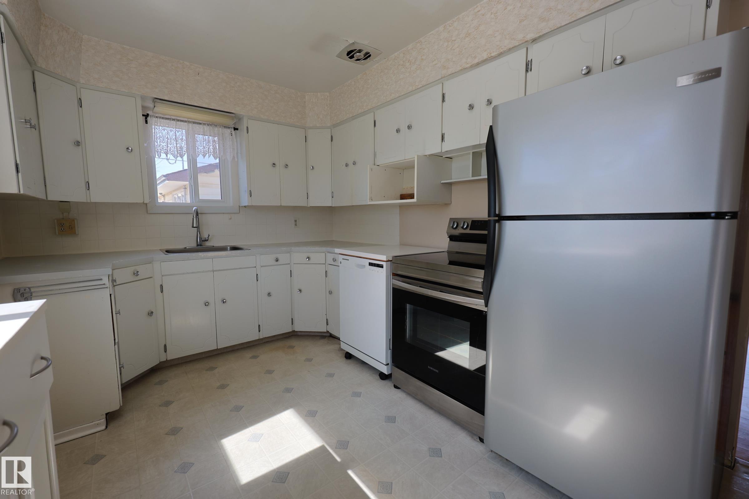 Fourth View of 15725 95 Avenue, Meadowlark Park (Edmonton), Edmonton, Alberta, T5P 0A6