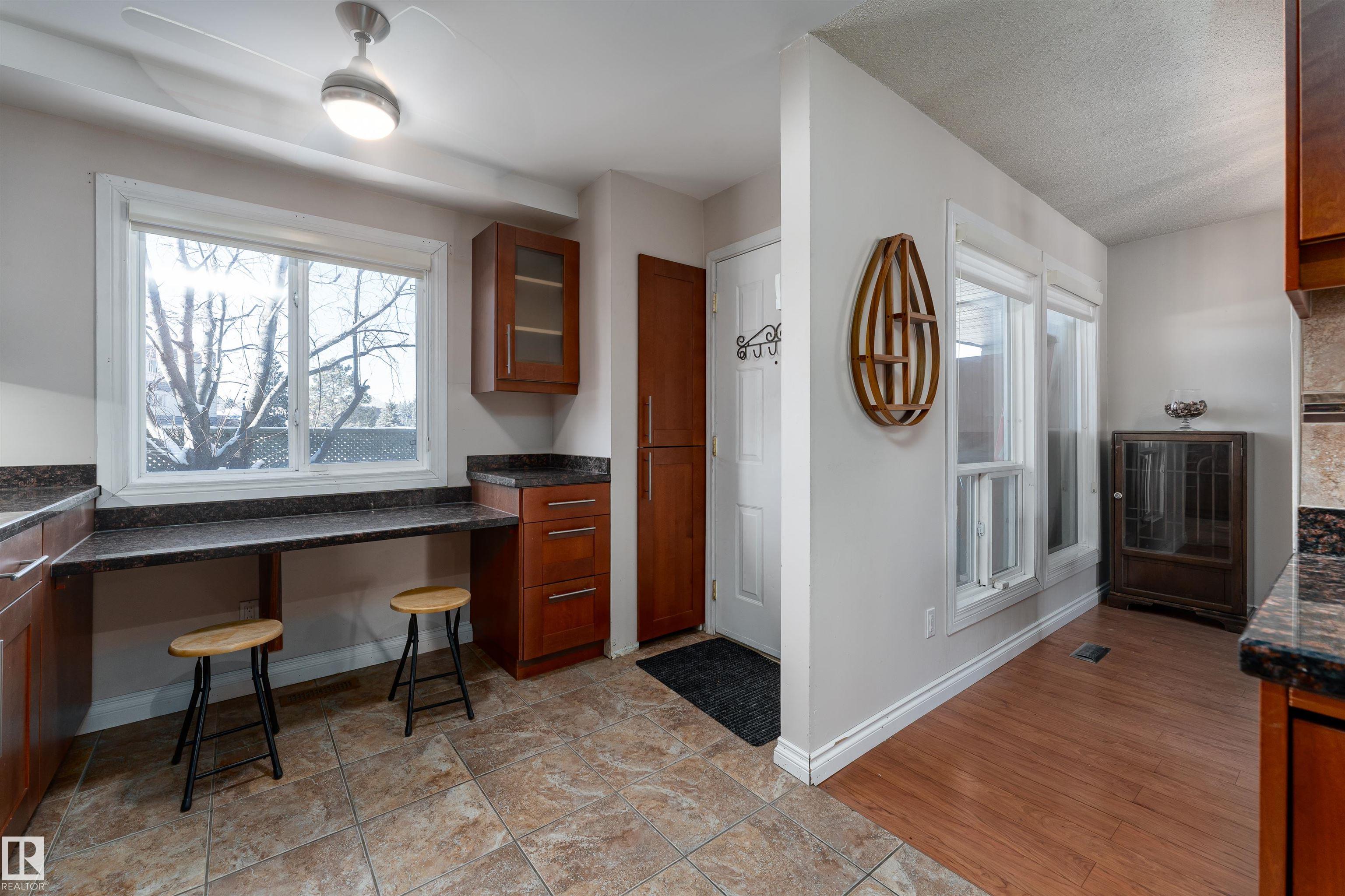 Fifth View of 5359 HILL VIEW Crescent, Hillview, Edmonton, Alberta, T6L 1V9