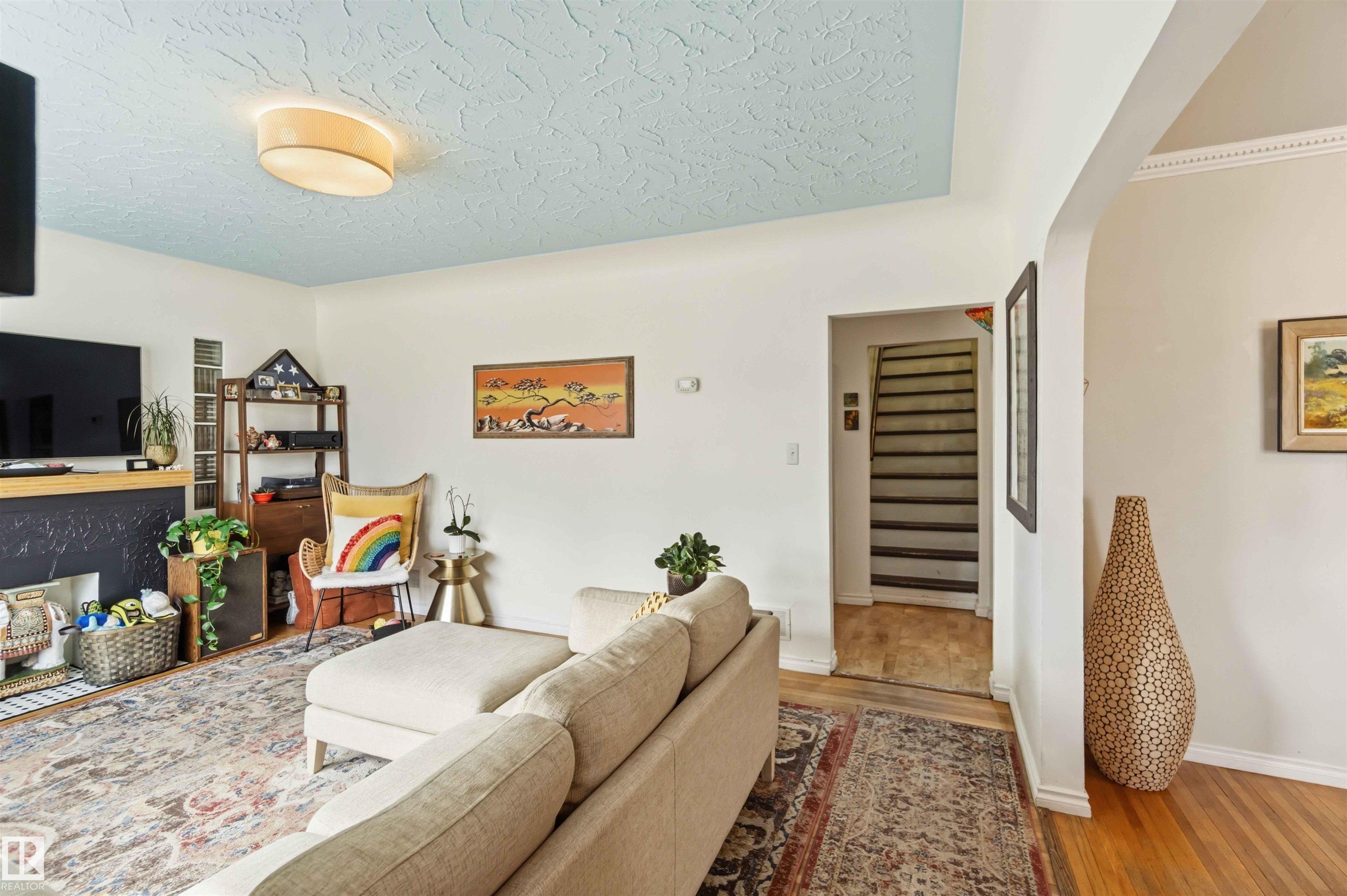 Third View of 6036 106 Street, Pleasantview (Edmonton), Edmonton, Alberta, T6H 2T7