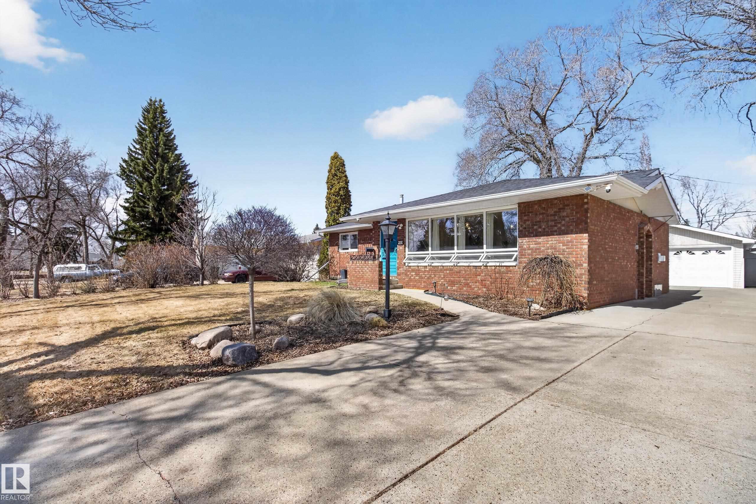 Second View of 923 COTTONWOOD Avenue, Sherwood Heights, Sherwood Park, Alberta, T8A 1Z5