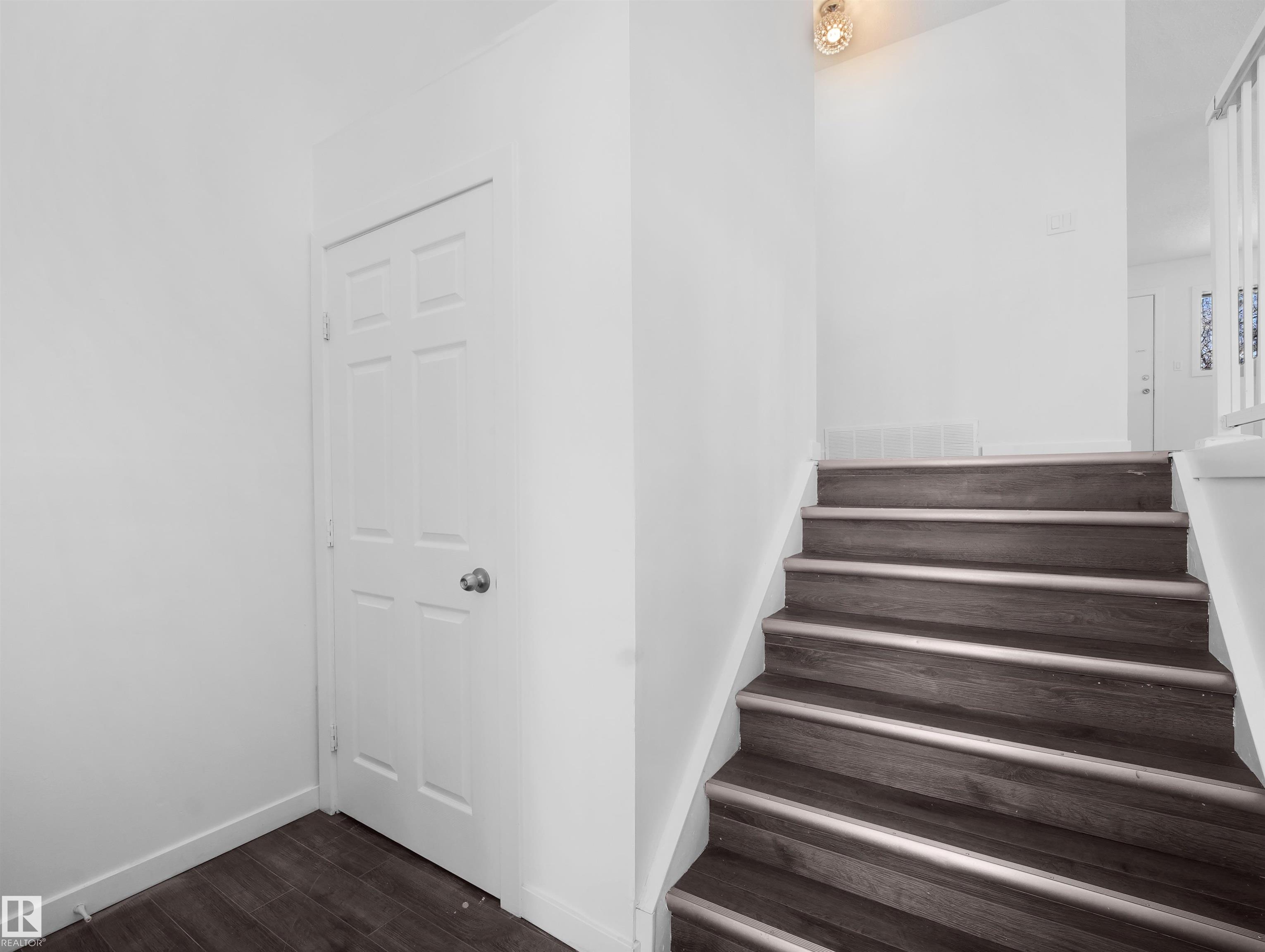 Fourth View of 3608 33 Avenue, Bisset, Edmonton, Alberta, T6L 5G6