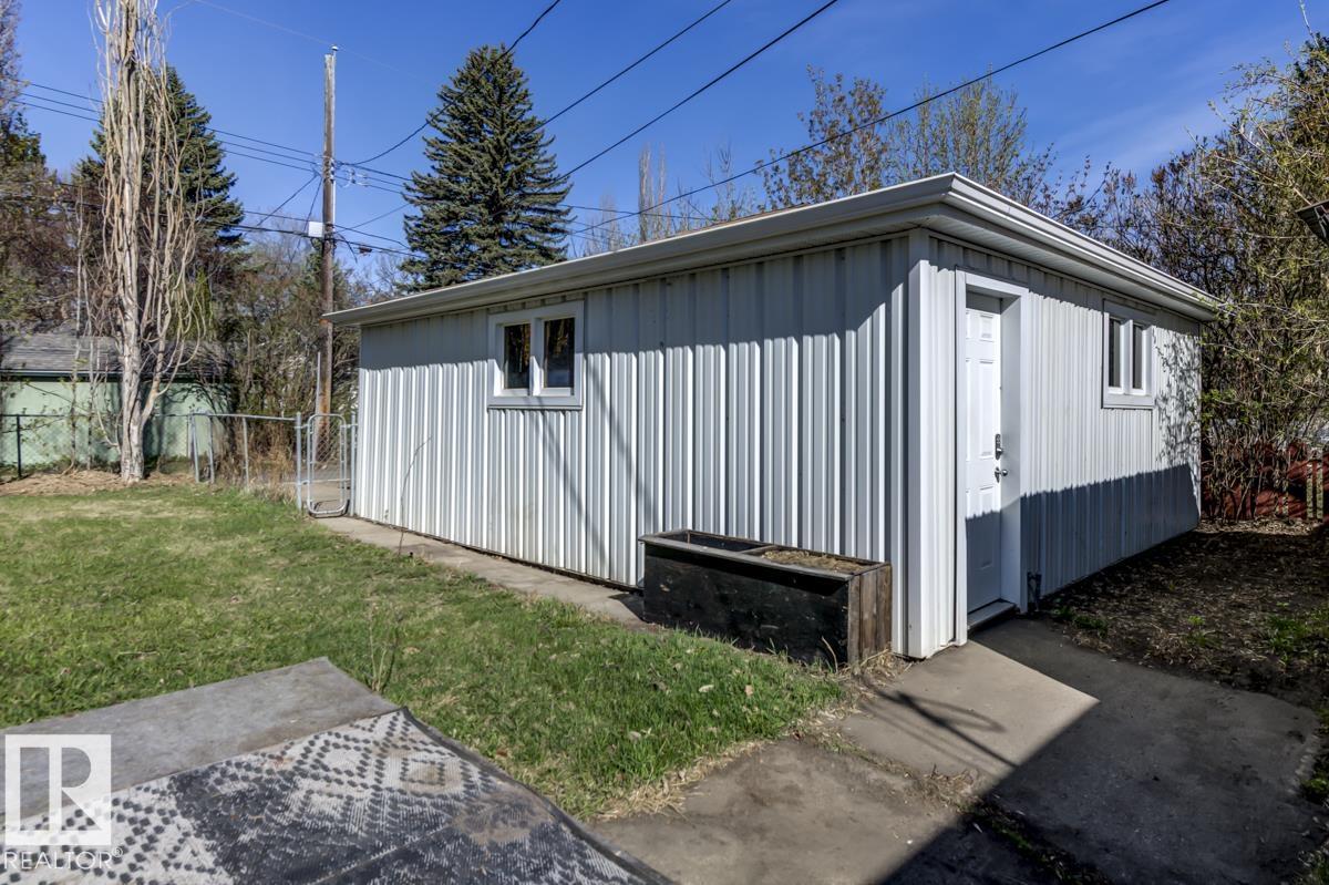 Fifth View of 9602 90 Street, Strathearn, Edmonton, Alberta, T6C 3M5