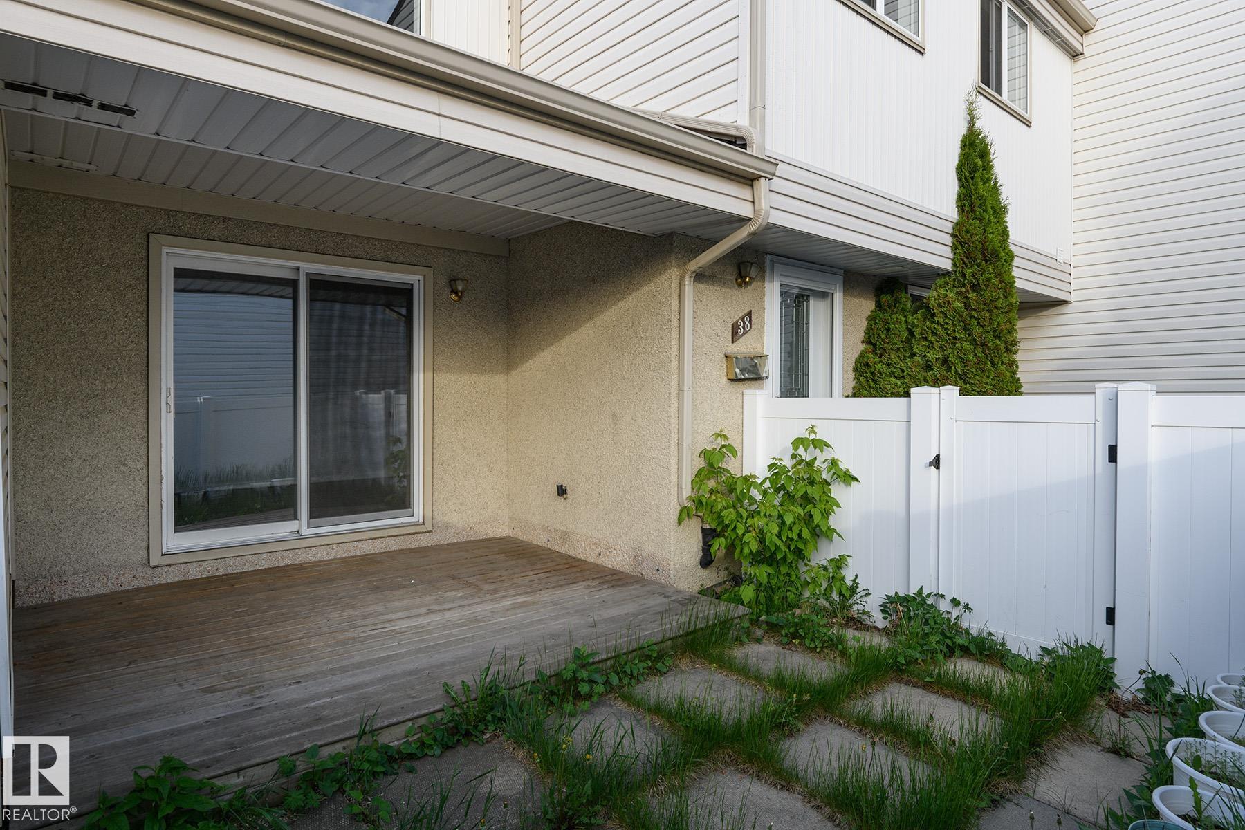Fourth View of 38 WOODVALE Village, Greenview (Edmonton), Edmonton, Alberta, T6L 1W2