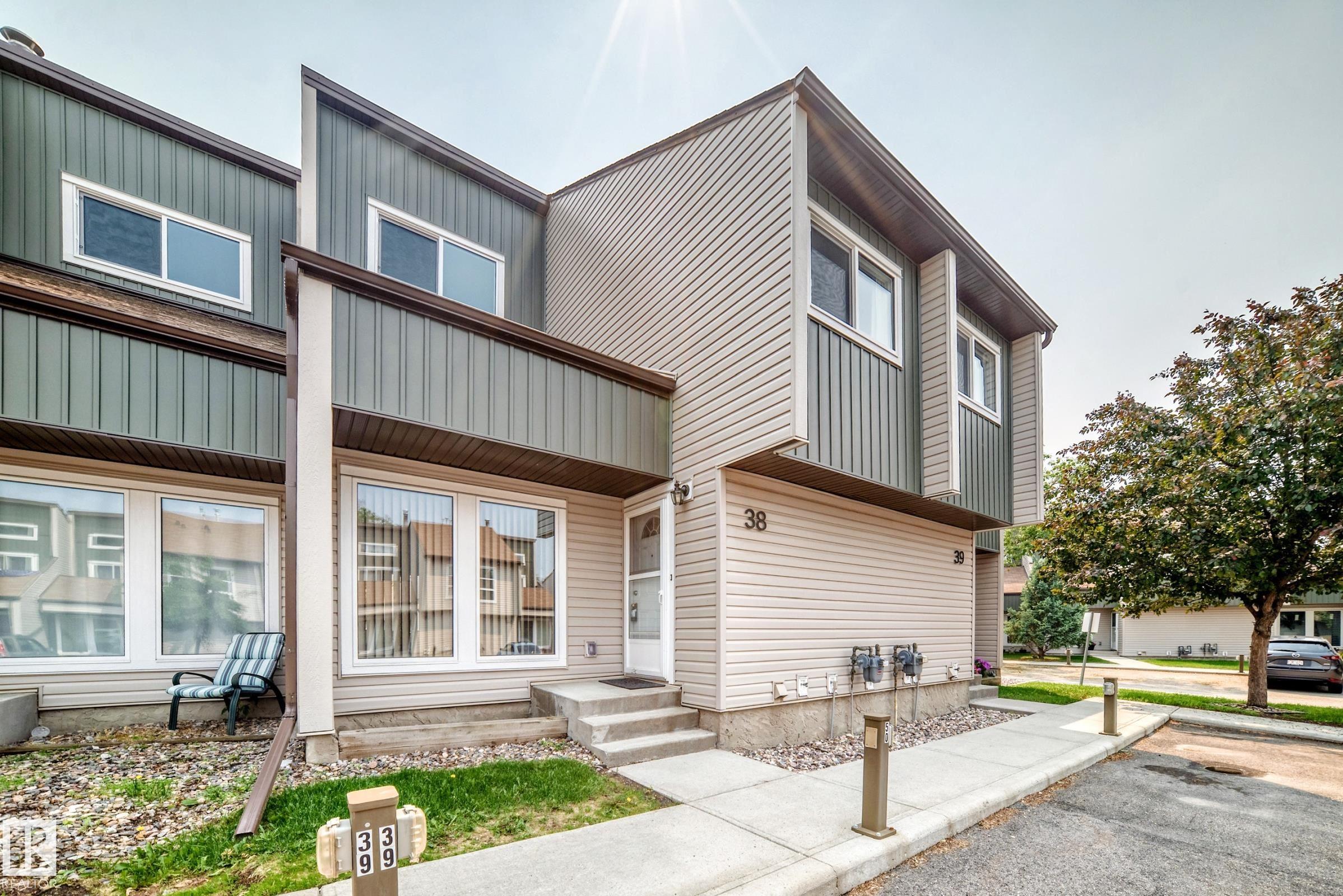 Second View of 38 2020 105 Street, Keheewin, Edmonton, Alberta, T6J 5J2