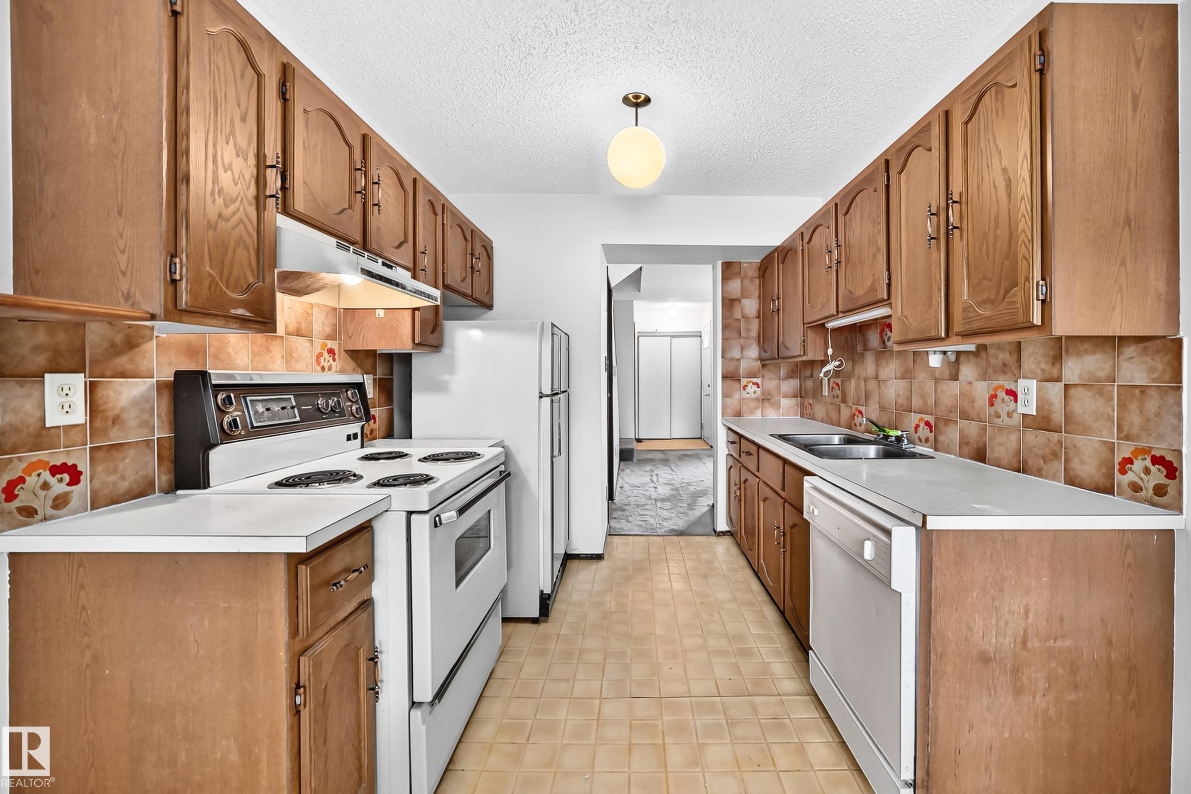 Fifth View of 38 2020 105 Street, Keheewin, Edmonton, Alberta, T6J 5J2