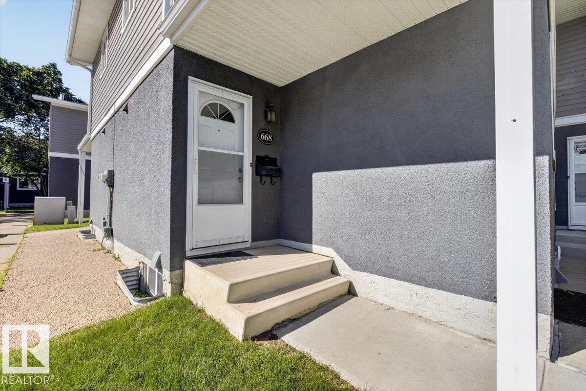 Second View of Kameyosek, Edmonton, Alberta, T6K 3Y1