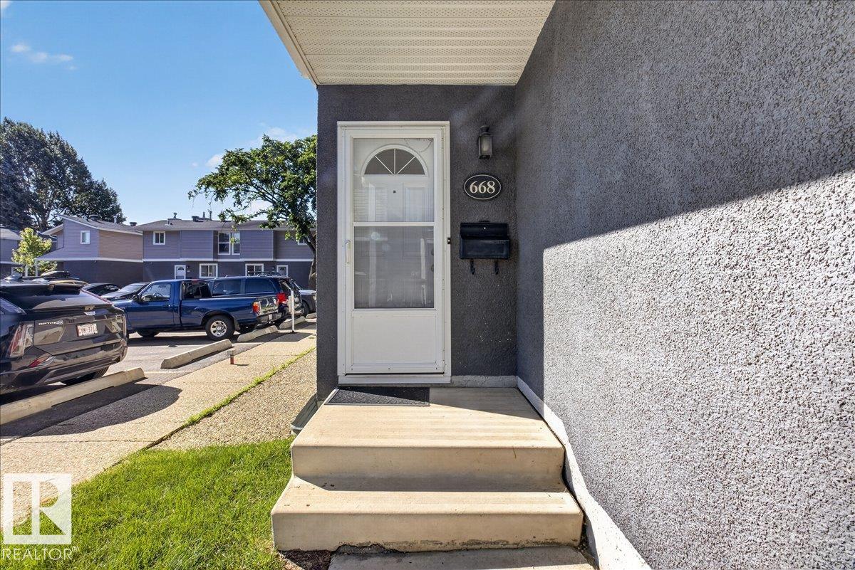 Fourth View of Kameyosek, Edmonton, Alberta, T6K 3Y1