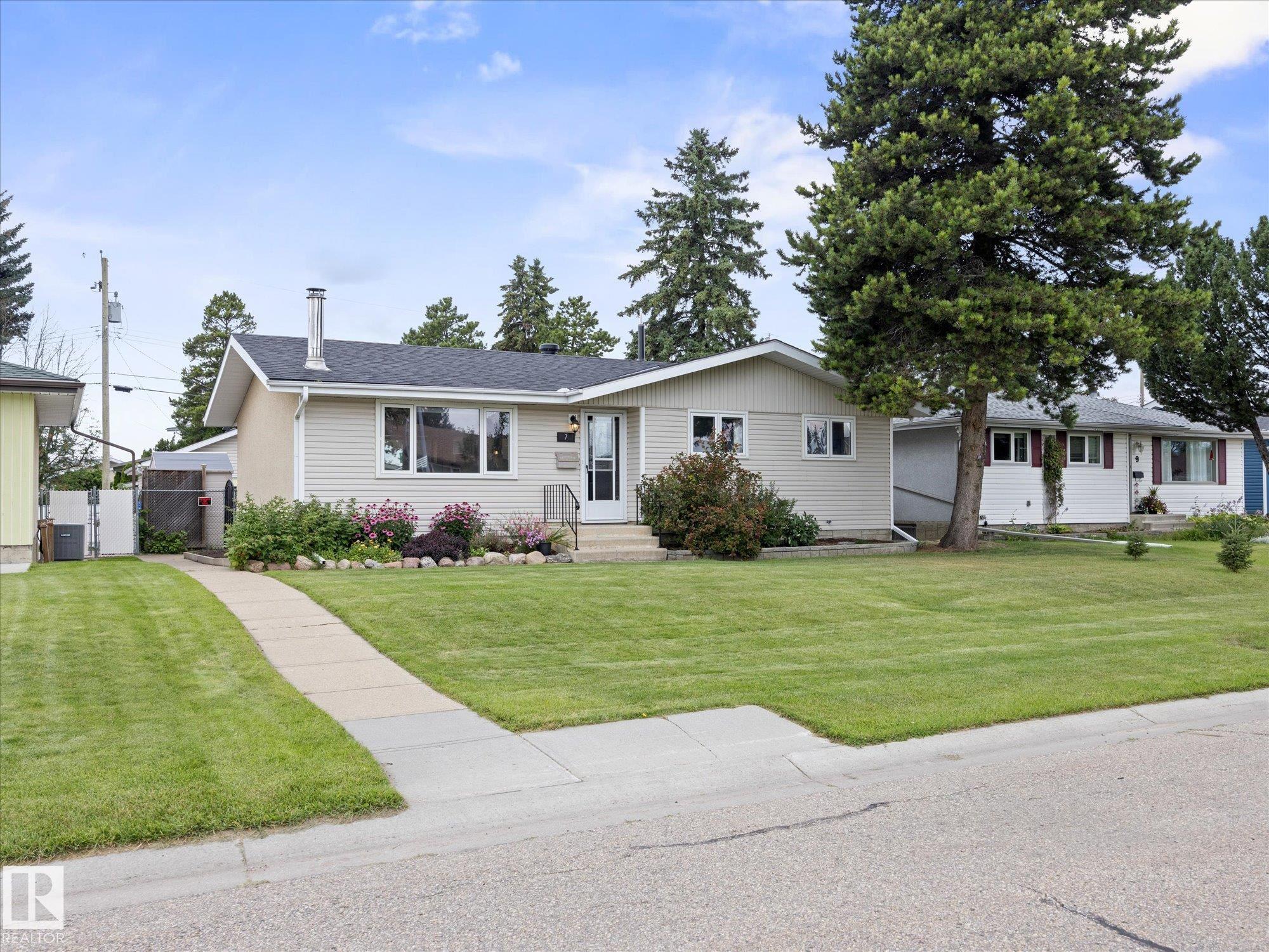 7 CAMELOT Avenue, E4502623, Alberta,