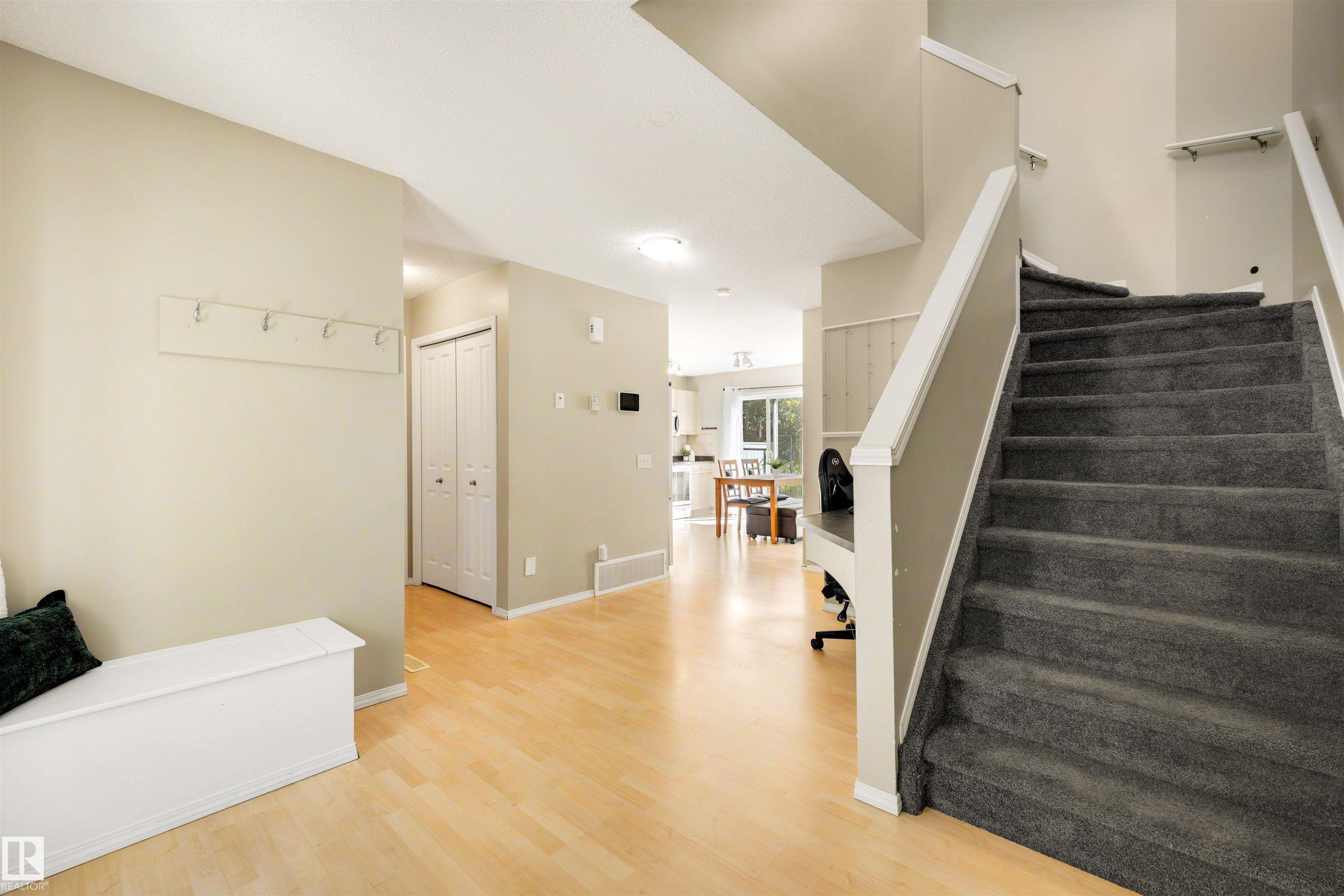 Third View of 3 450 HYNDMAN Crescent, Canon Ridge, Edmonton, Alberta, T5A 0E2