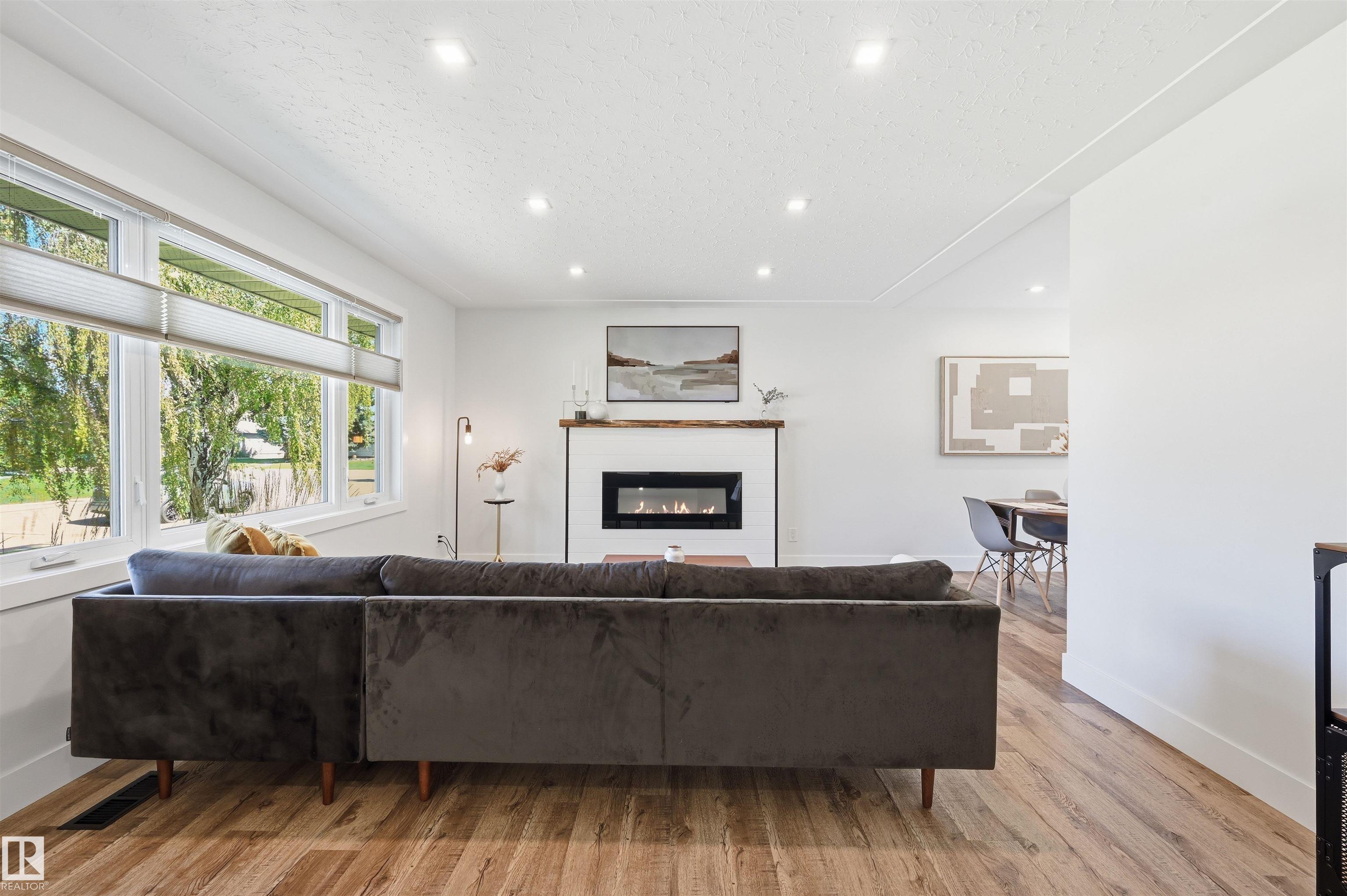 Fifth View of 6015 92A Avenue, Ottewell, Edmonton, Alberta, T6B 0T3