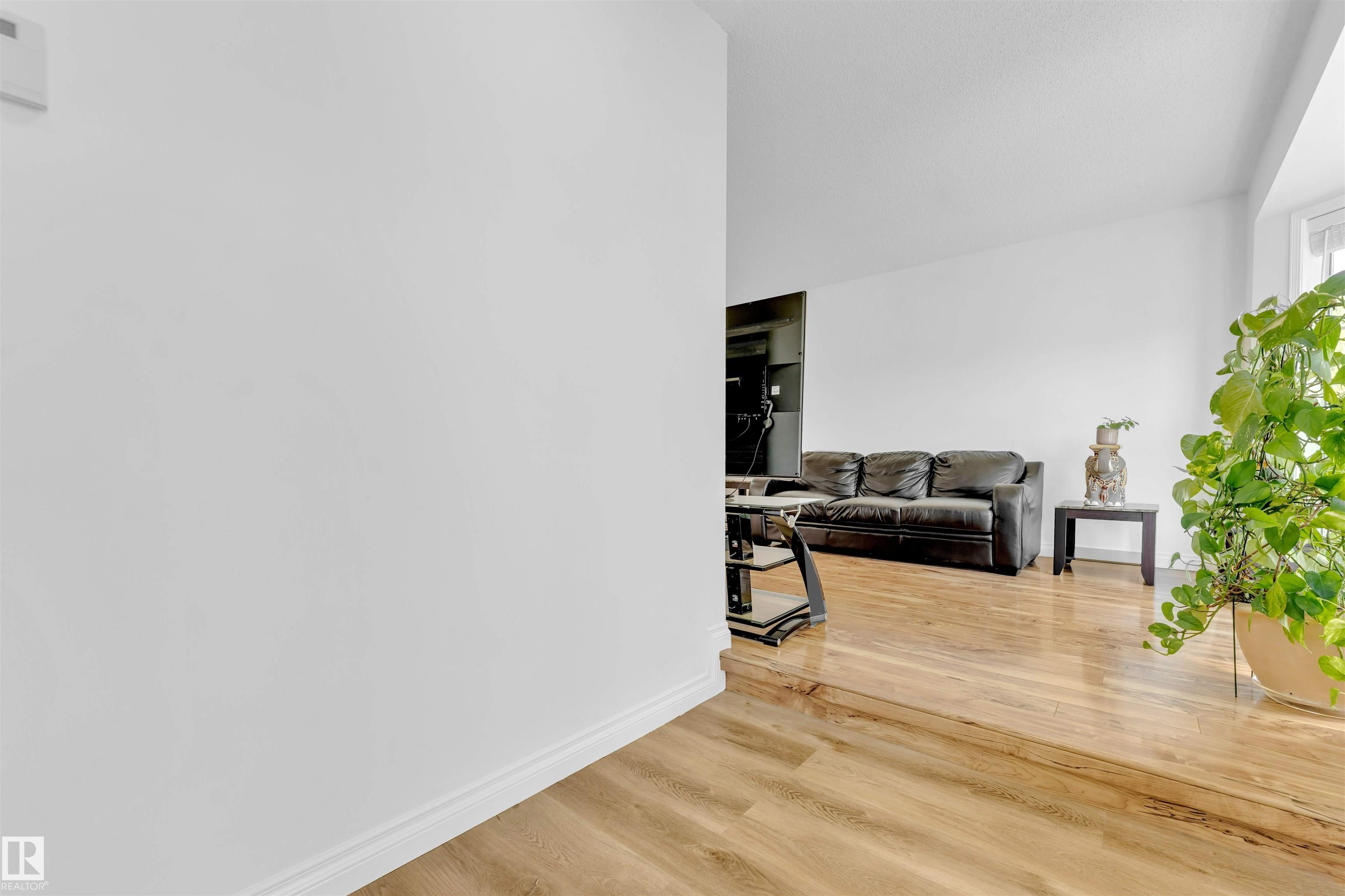 Third View of 274 KIRKWOOD Avenue, Kiniski Gardens, Edmonton, Alberta, T6L 5A8