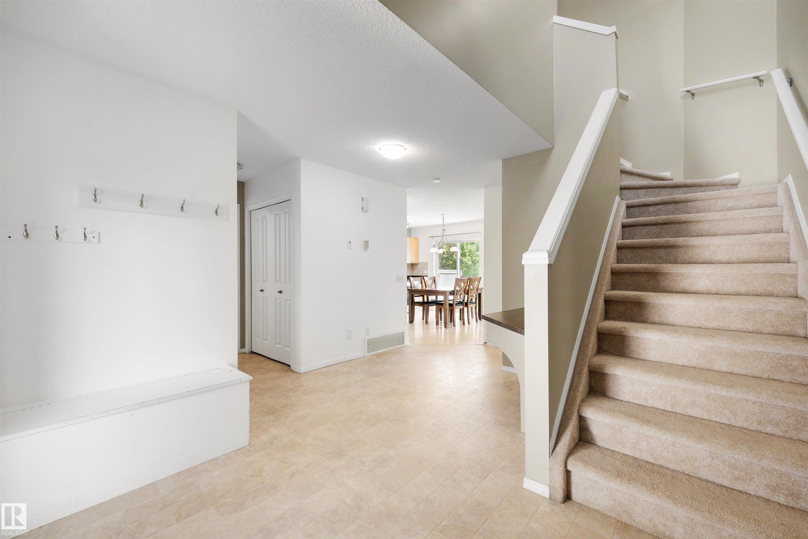Third View of 13 450 HYNDMAN Crescent, Canon Ridge, Edmonton, Alberta, T5A 0E2