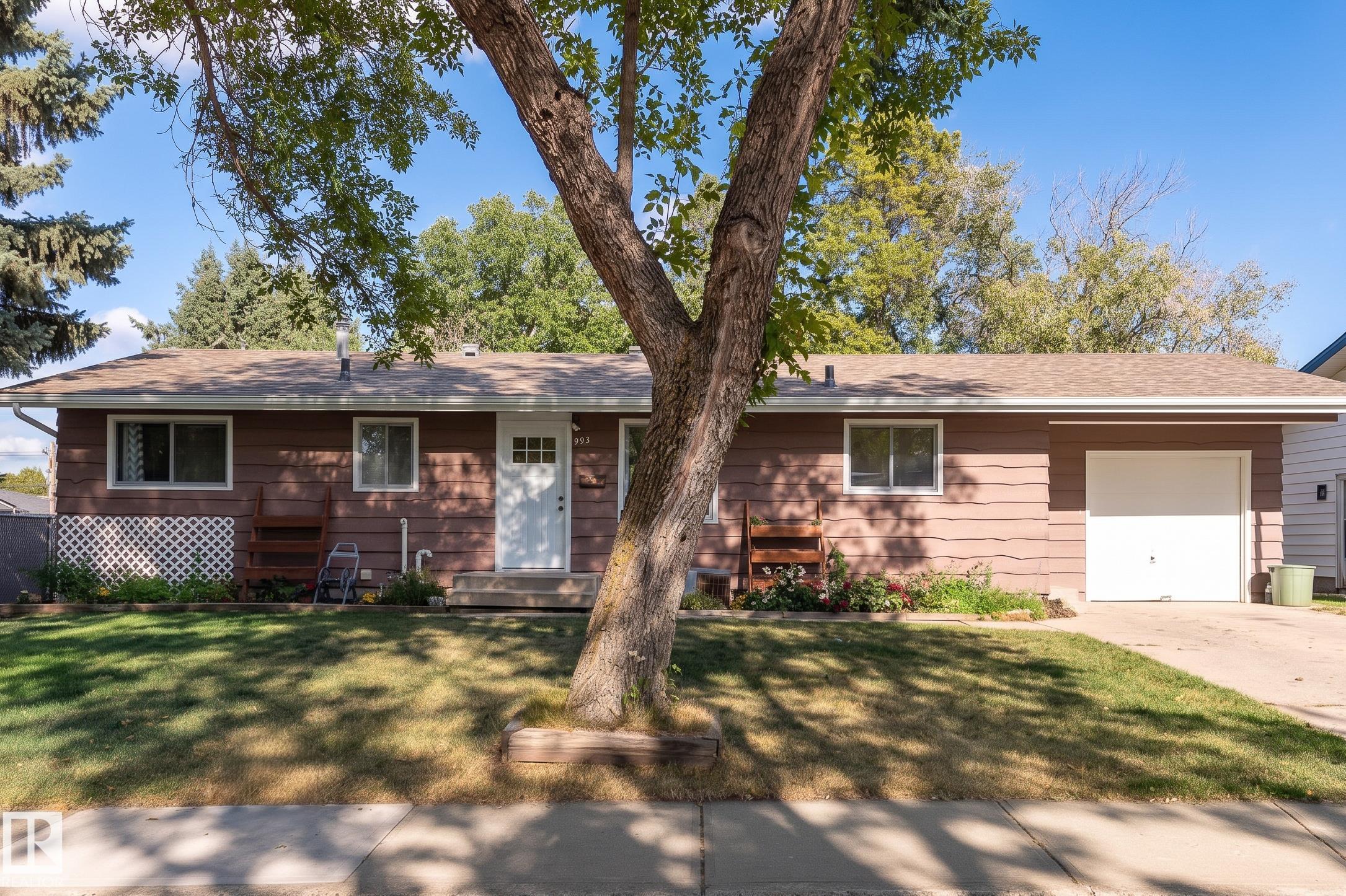 Second View of 993 Cedar Street, Sherwood Heights, Sherwood Park, Alberta, T8A 2E8
