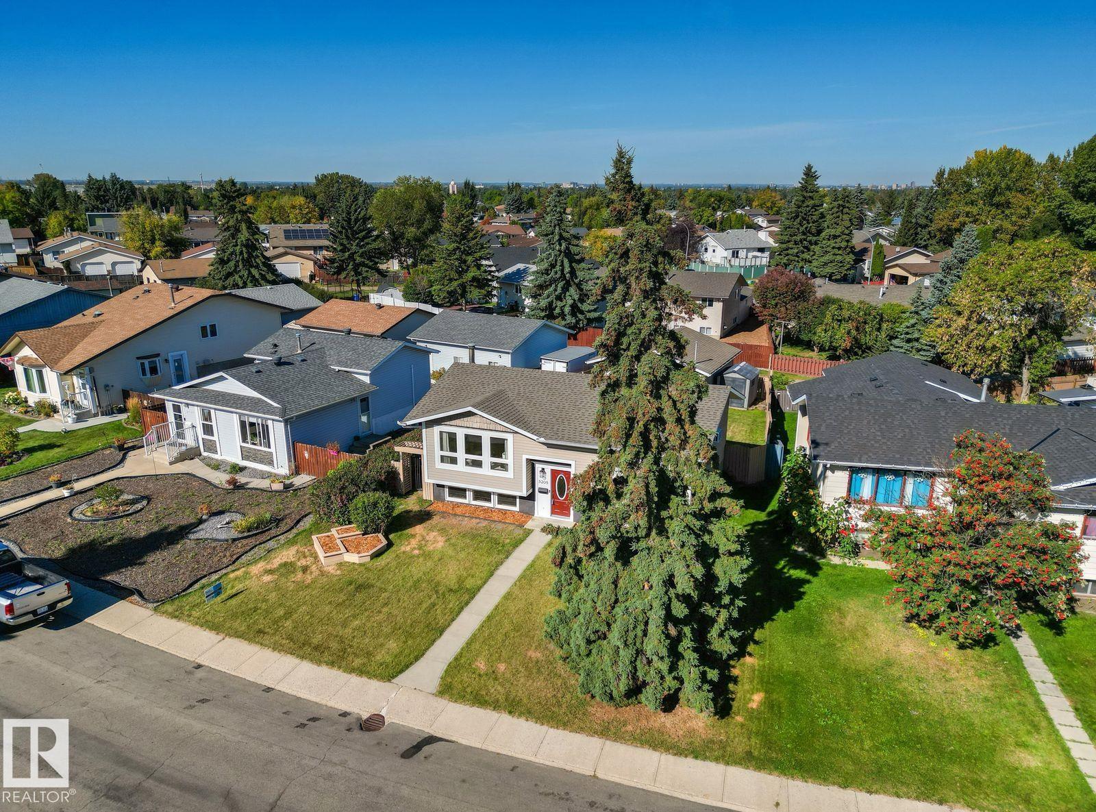 Third View of 5208 10 Avenue, Sakaw, Edmonton, Alberta, T6L 1Z1