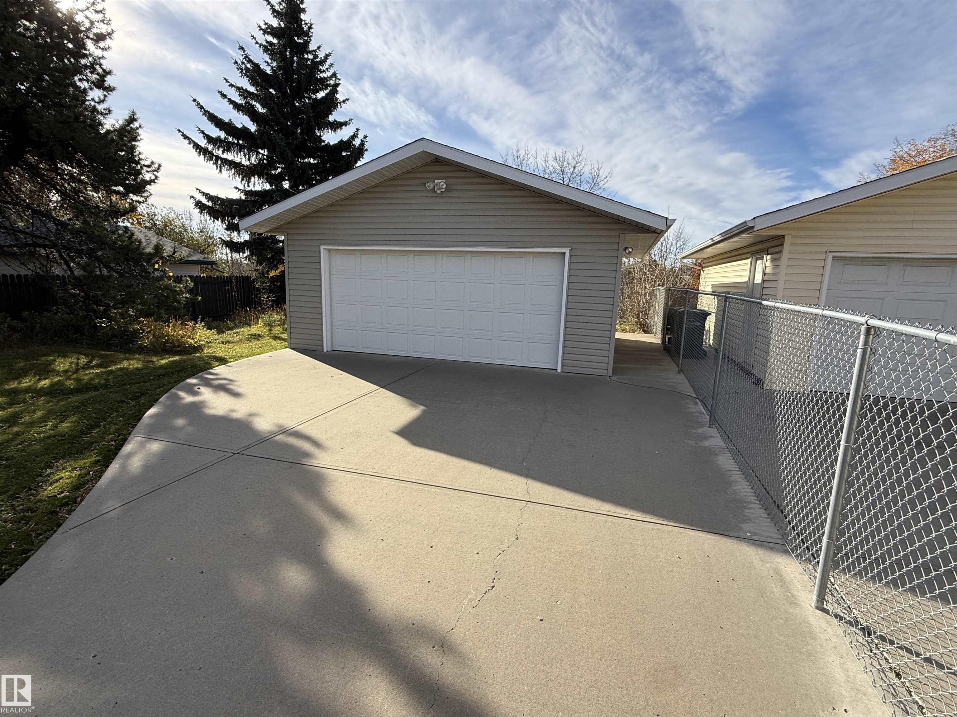 Second View of 176 HUMBERSTONE Road, Overlanders, Edmonton, Alberta, T5A 4C6