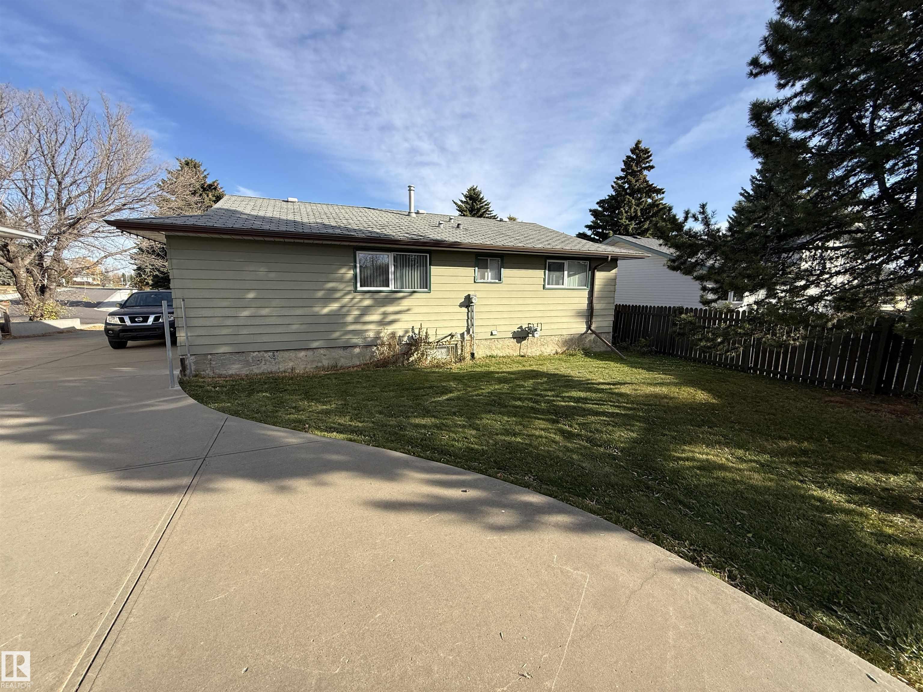 Third View of 176 HUMBERSTONE Road, Overlanders, Edmonton, Alberta, T5A 4C6