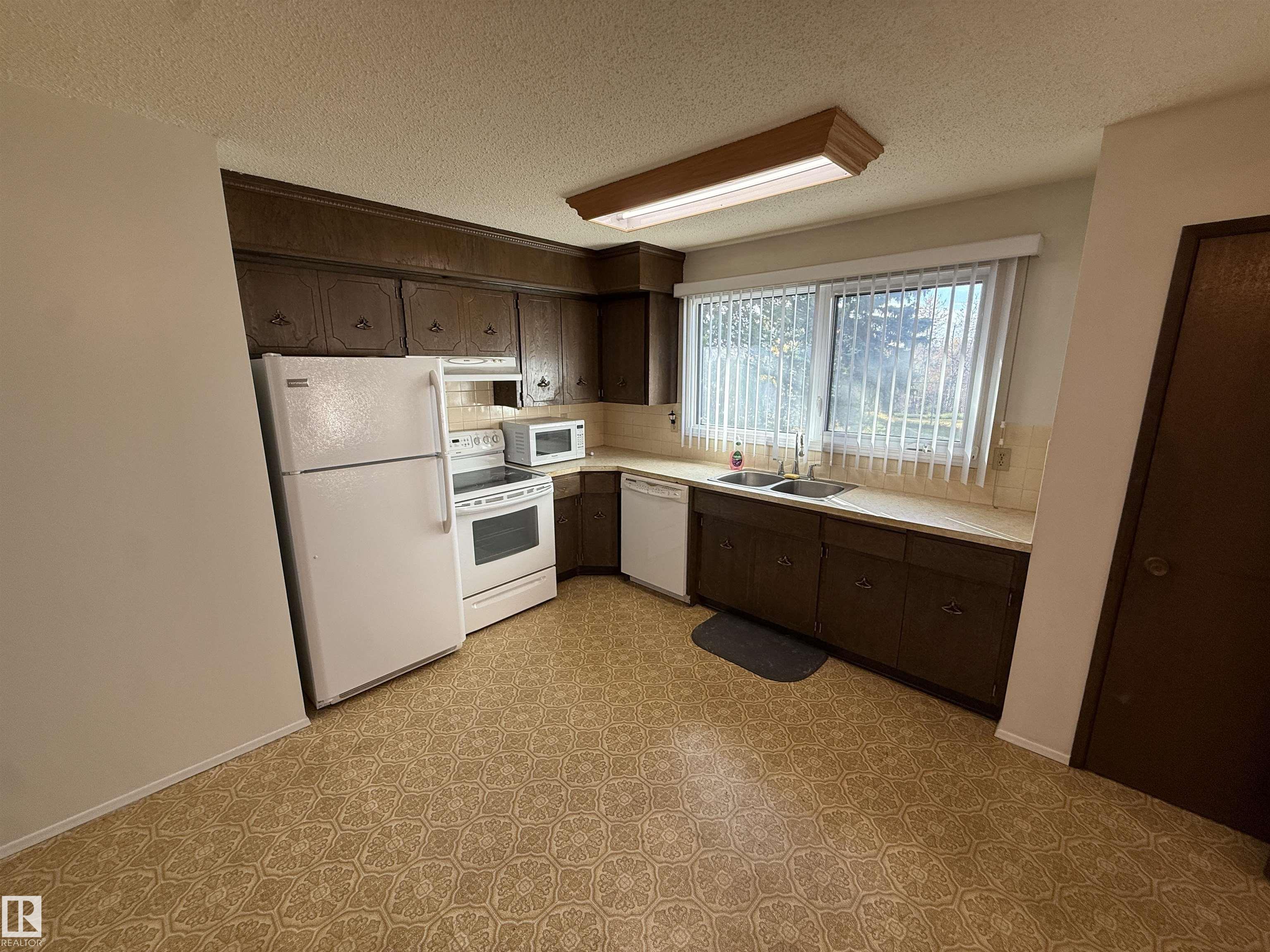 Fifth View of 176 HUMBERSTONE Road, Overlanders, Edmonton, Alberta, T5A 4C6