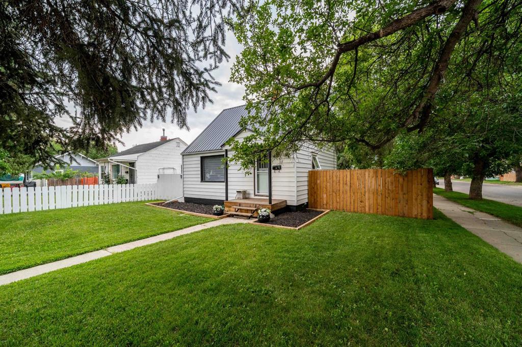 Third View of 403 11 Street SE, SE Hill, Medicine Hat, Alberta, T1A 1S9