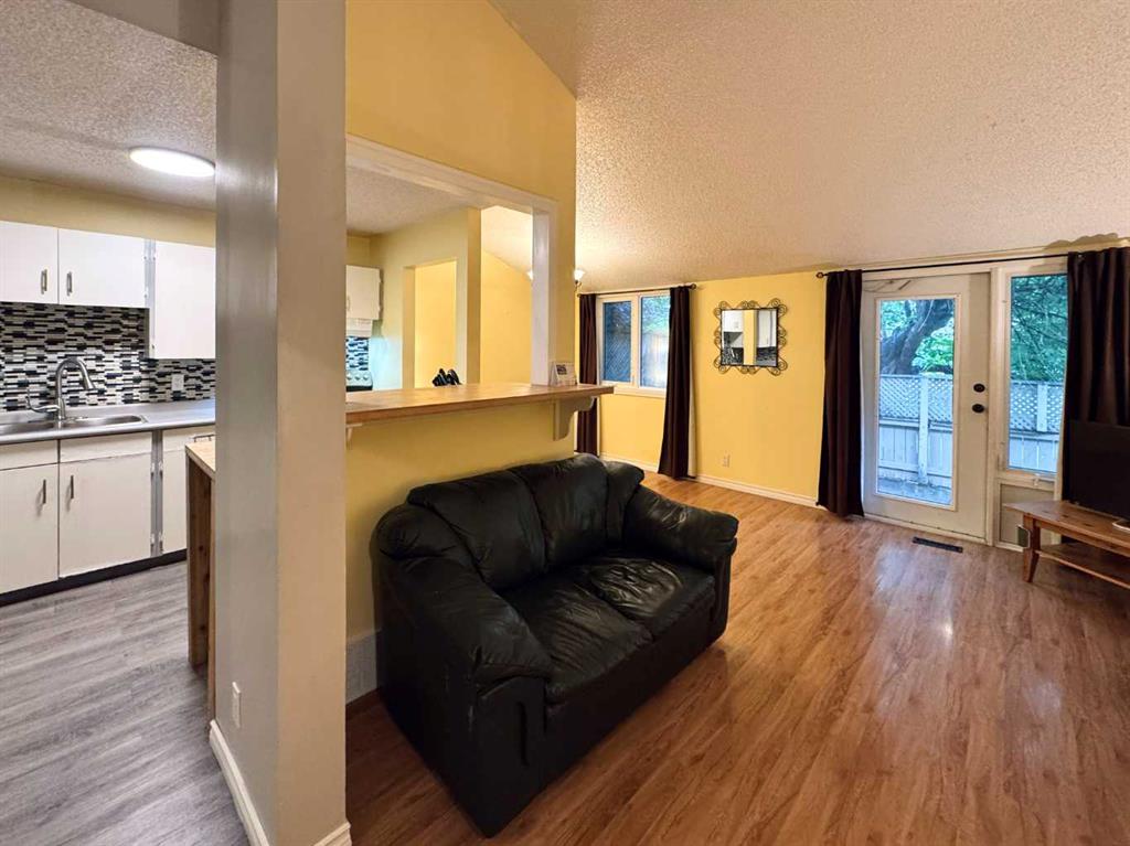 Fourth View of 806 Columbia Boulevard W, Varsity Village, Lethbridge, Alberta, T1K 5A5