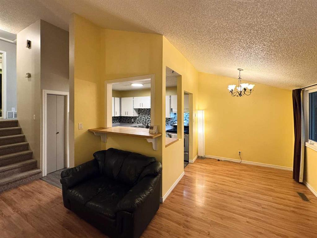Fifth View of 806 Columbia Boulevard W, Varsity Village, Lethbridge, Alberta, T1K 5A5