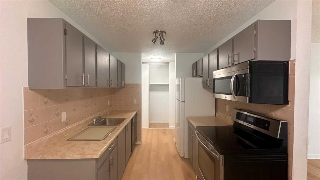 204, 420 Columbia Boulevard W, A2241605, Alberta,