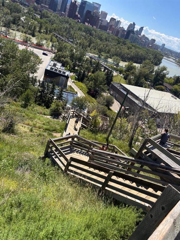 Fourth View of 905 1 Street NW, Crescent Heights, Calgary, Alberta, T2M 2R9