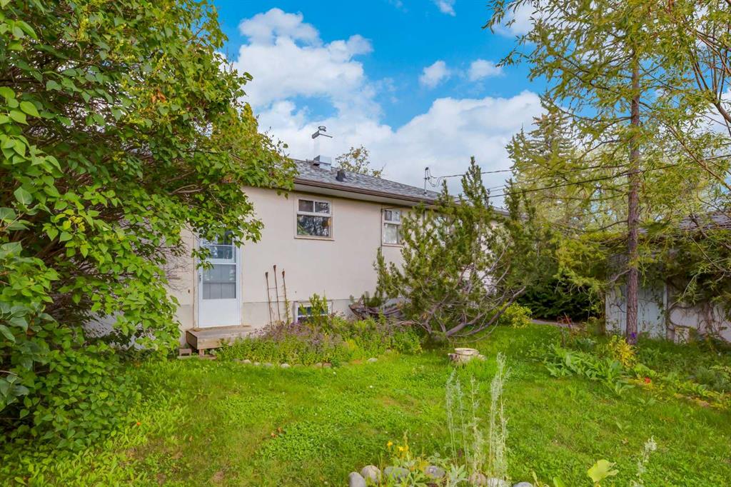 Fifth View of 112 Holly Street NW, Highwood, Calgary, Alberta, T2K 2C8