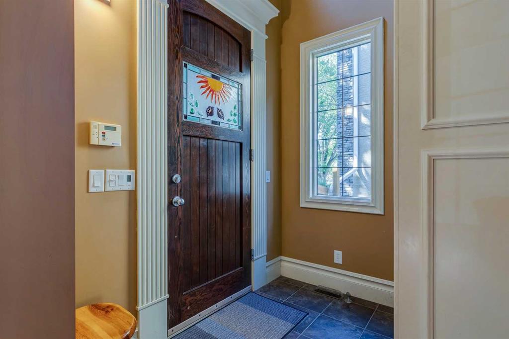 Third View of 462 12 Street NW, Hillhurst, Calgary, Alberta, T2N 1Y8