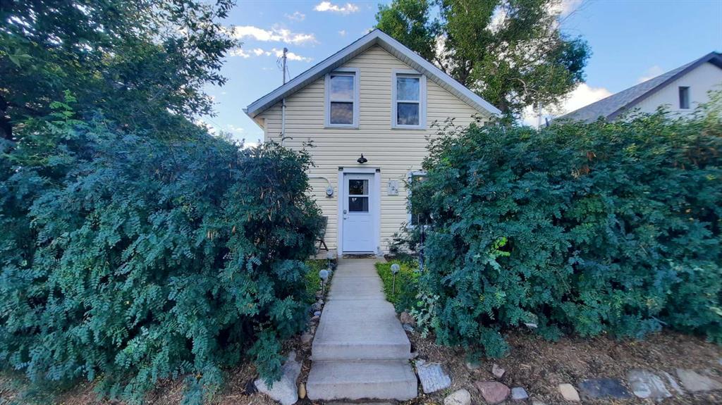 725 2 Avenue W, A2247658, Alberta,