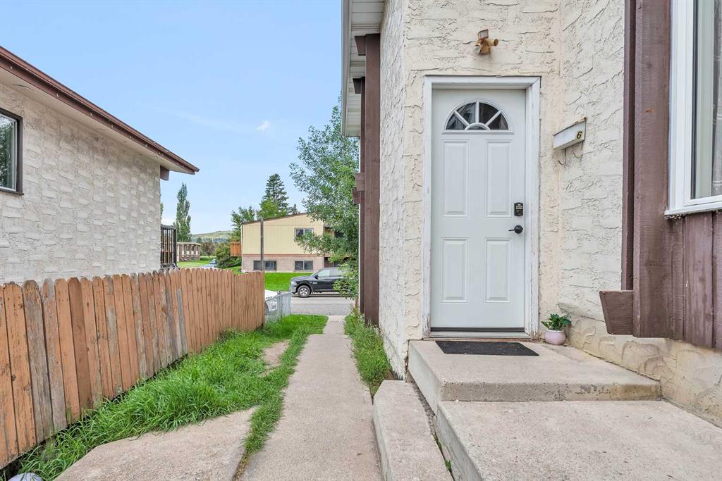 Third View of 6, 20 Huntley Close NE, Huntington Hills, Calgary, Alberta, T2K 4Z3