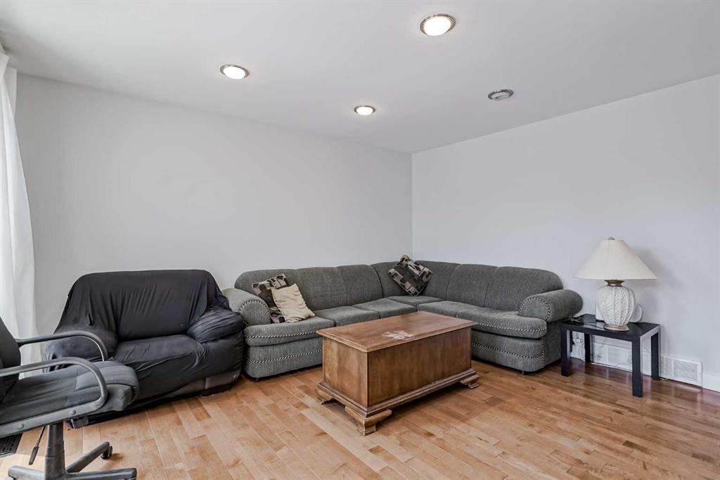 Fifth View of 208 Woodpark Place SW, Woodlands, Calgary, Alberta, T2M 2S5