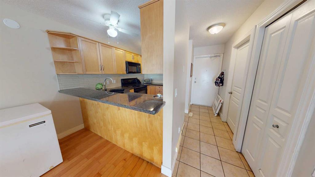 Third View of 147, 54 Glamis Green SW, Glamorgan, Calgary, Alberta, T3E 6V1