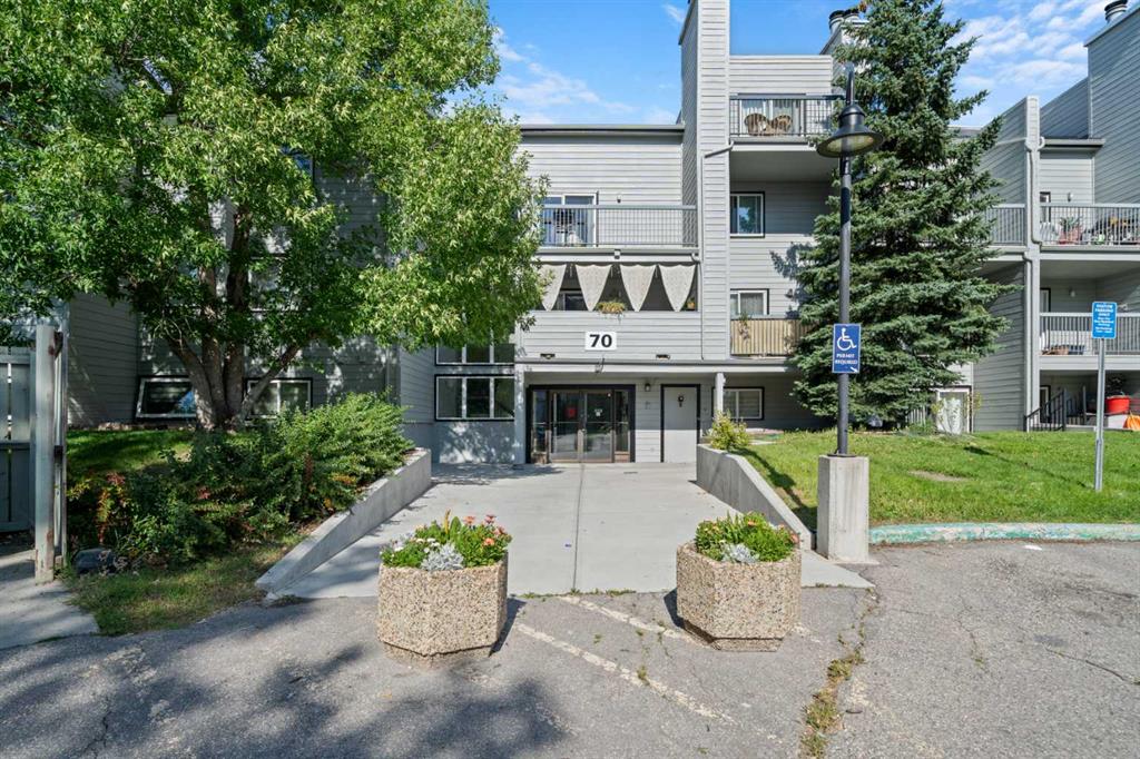 Second View of 2465, 70 Glamis Drive SW, Glamorgan, Calgary, Alberta, T3E 6T6