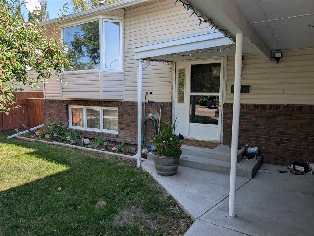 Third View of 18 Sheridan Place W, Varsity Village, Lethbridge, Alberta, T1K 4M8