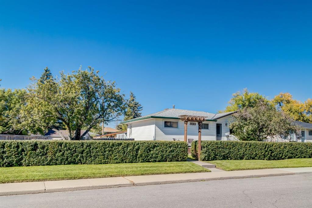 Fifth View of 4303 72 Street NW, Bowness, Calgary, Alberta, T3B 2L1