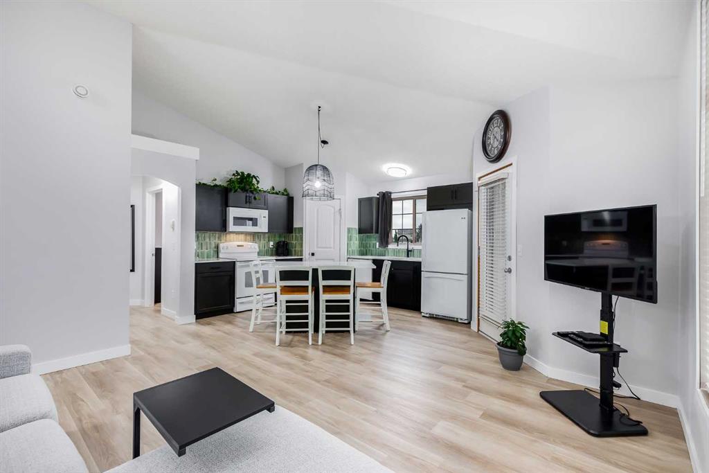 MLS® listing #104973396 for sale located at 201, 11 Everridge Square SW