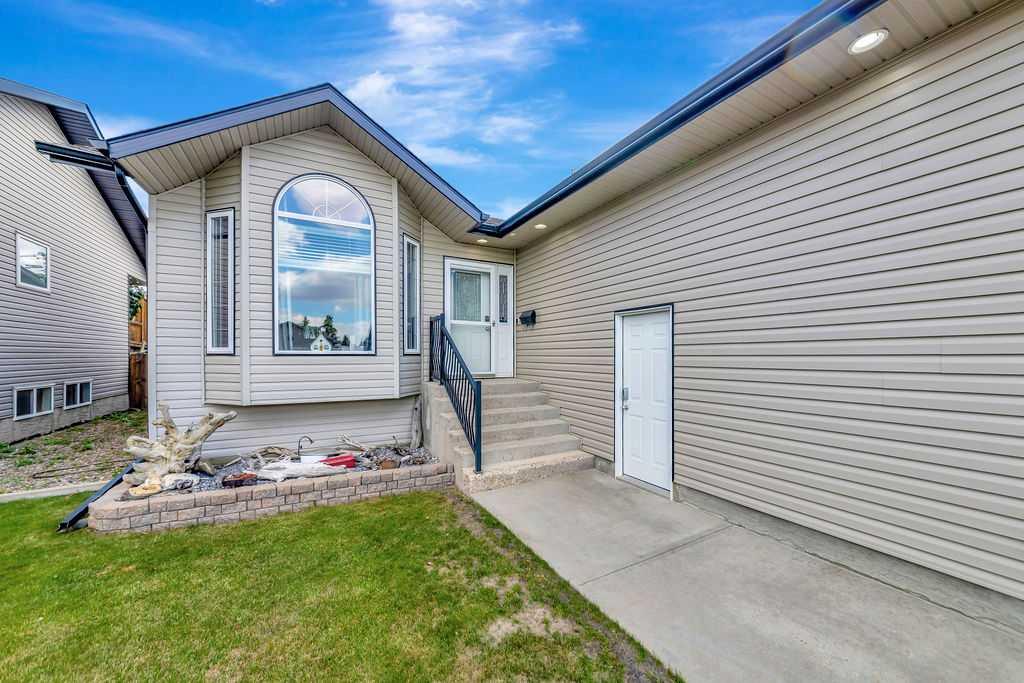 Third View of 2105 59A Avenue , Lakeside, Lloydminster, Alberta, T9V 3J4