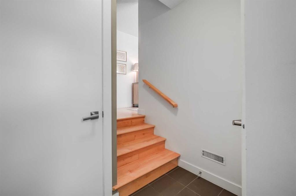 Fifth View of 836B 68 Avenue SW, Kingsland, Calgary, Alberta, T2V 0N4