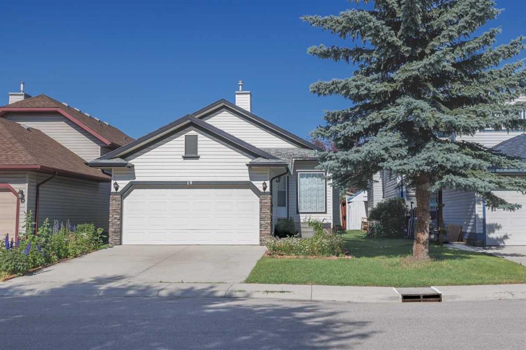 Third View of 19 Erin Grove SE, Erin Woods, Calgary, Alberta, T2B 3L1