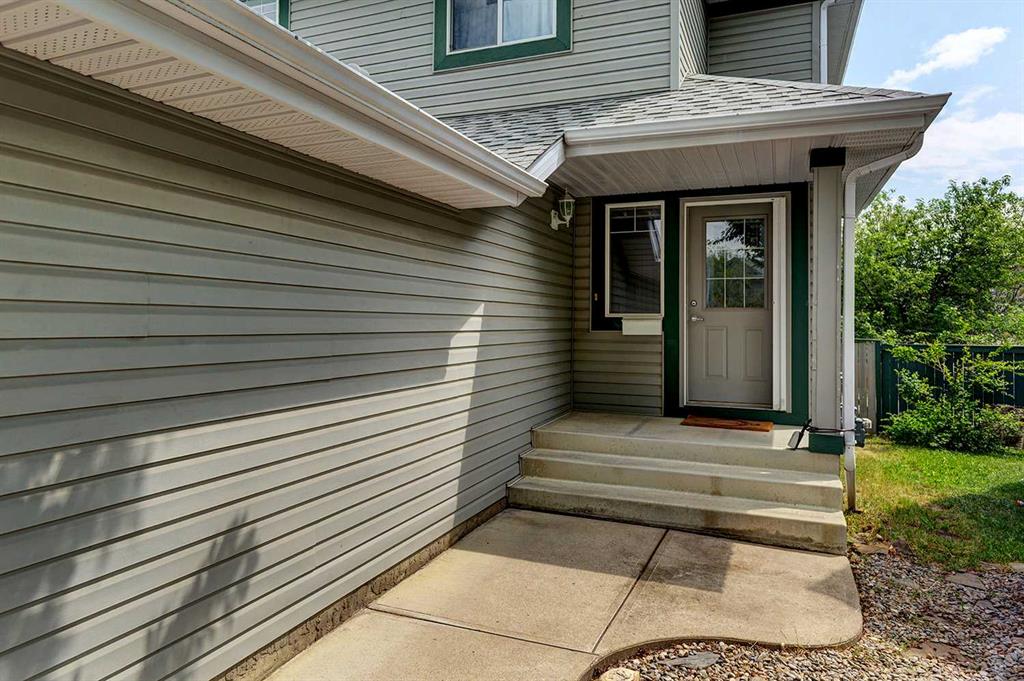 Third View of 38 Somerside Place SW, Somerset, Calgary, Alberta, T2Y 3V3