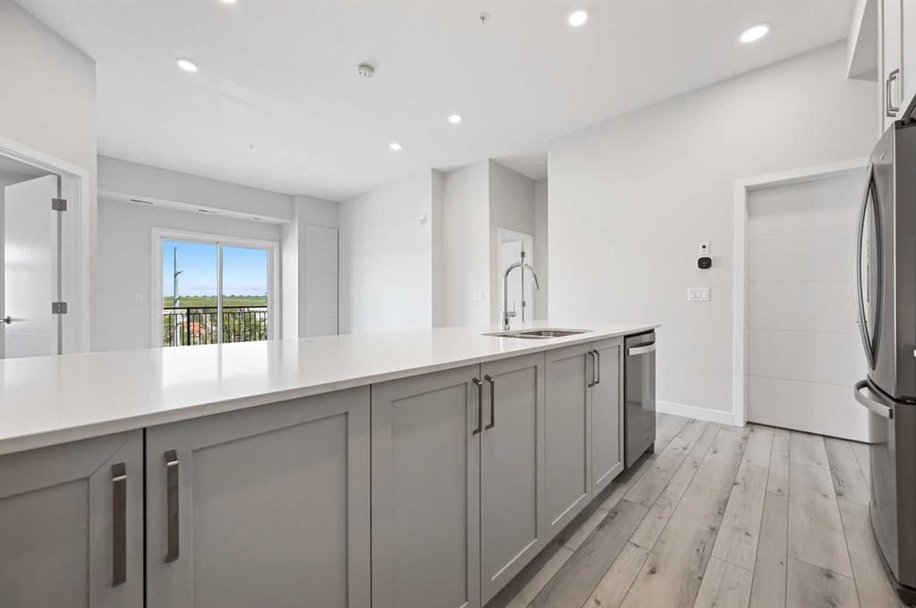 Third View of 410, 255 Les Jardins Park SE, Douglasdale/Glen, Calgary, Alberta, T2C 5W9