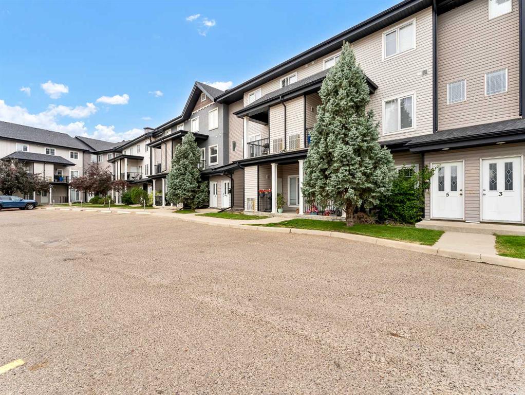 Third View of 11, 298 Somerset Way SE, SE Southridge, Medicine Hat, Alberta, T1B 0E9