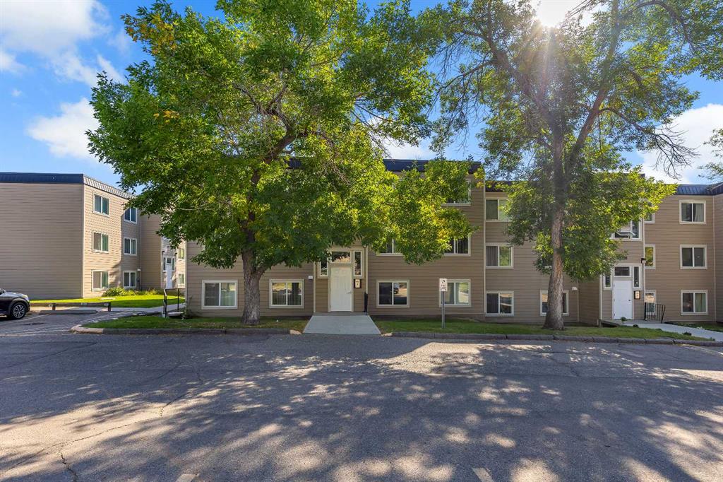 Third View of 304, 315 Heritage Drive SE, Acadia, Calgary, Alberta, T2H1N2