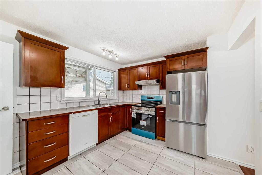 Fifth View of 176 Pinecliff Way NE, Pineridge, Calgary, Alberta, T1Y 3X3