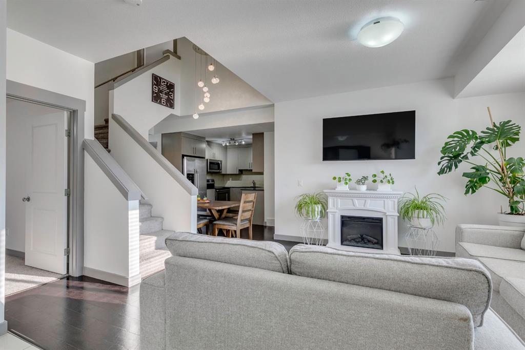 2, 43 West Coach Manor SW, A2254800, Alberta,