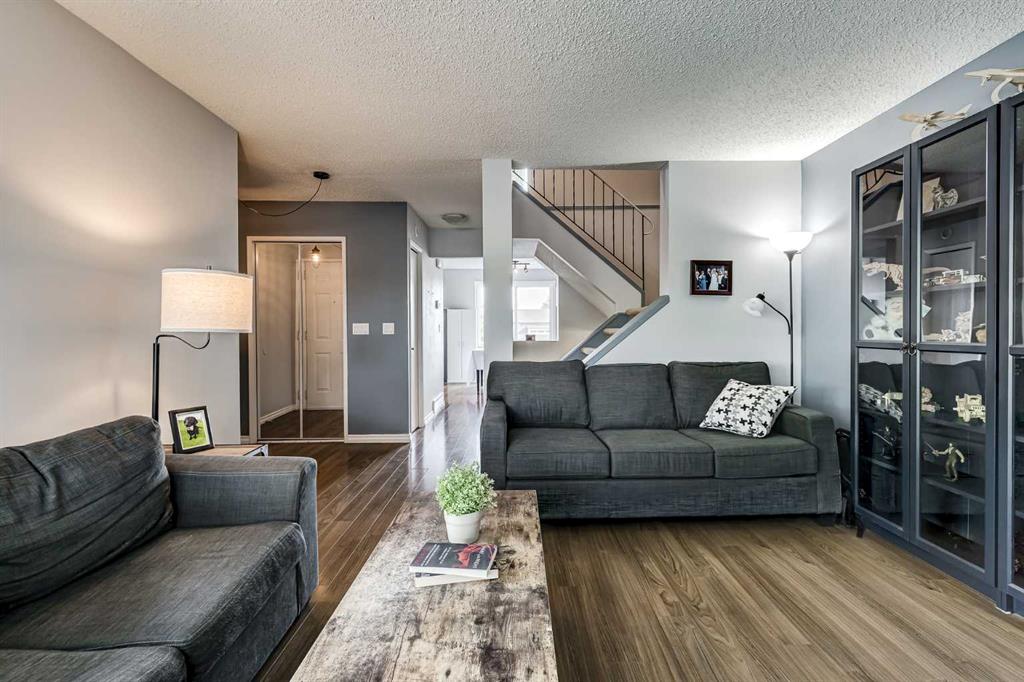 Fifth View of 1028 Berkley Drive NW, Beddington Heights, Calgary, Alberta, T3K1A3