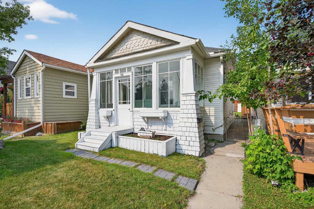 Third View of 722 20 Avenue NW, Mount Pleasant, Calgary, Alberta, T2M 1E1