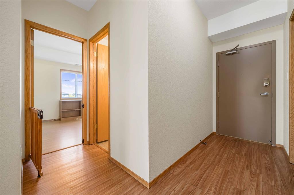 Fifth View of 210, 194 Sunrise Circle SW, SW Southridge, Medicine Hat, Alberta, T1B 4P4