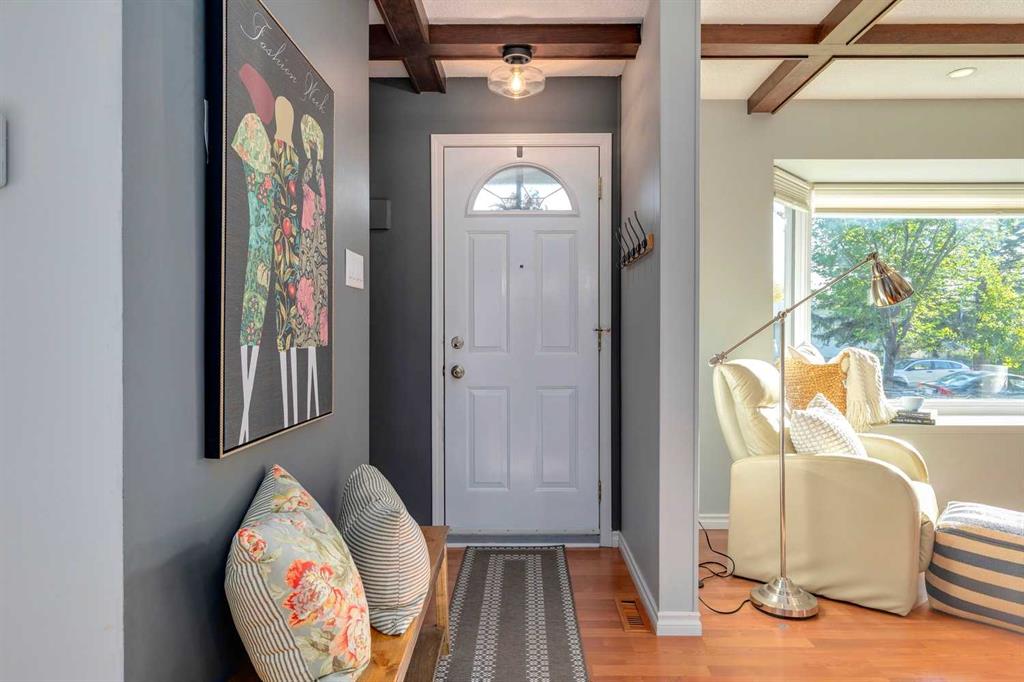 Fifth View of 131 Gloucester Crescent SW, Glamorgan, Calgary, Alberta, T3E 4V4